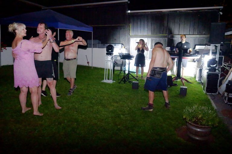 Rauschende Vollmondnacht in der Felse : Schwungvolle Tanzpaare füllten das Bad mit Rhythmus und Lebensfreude.