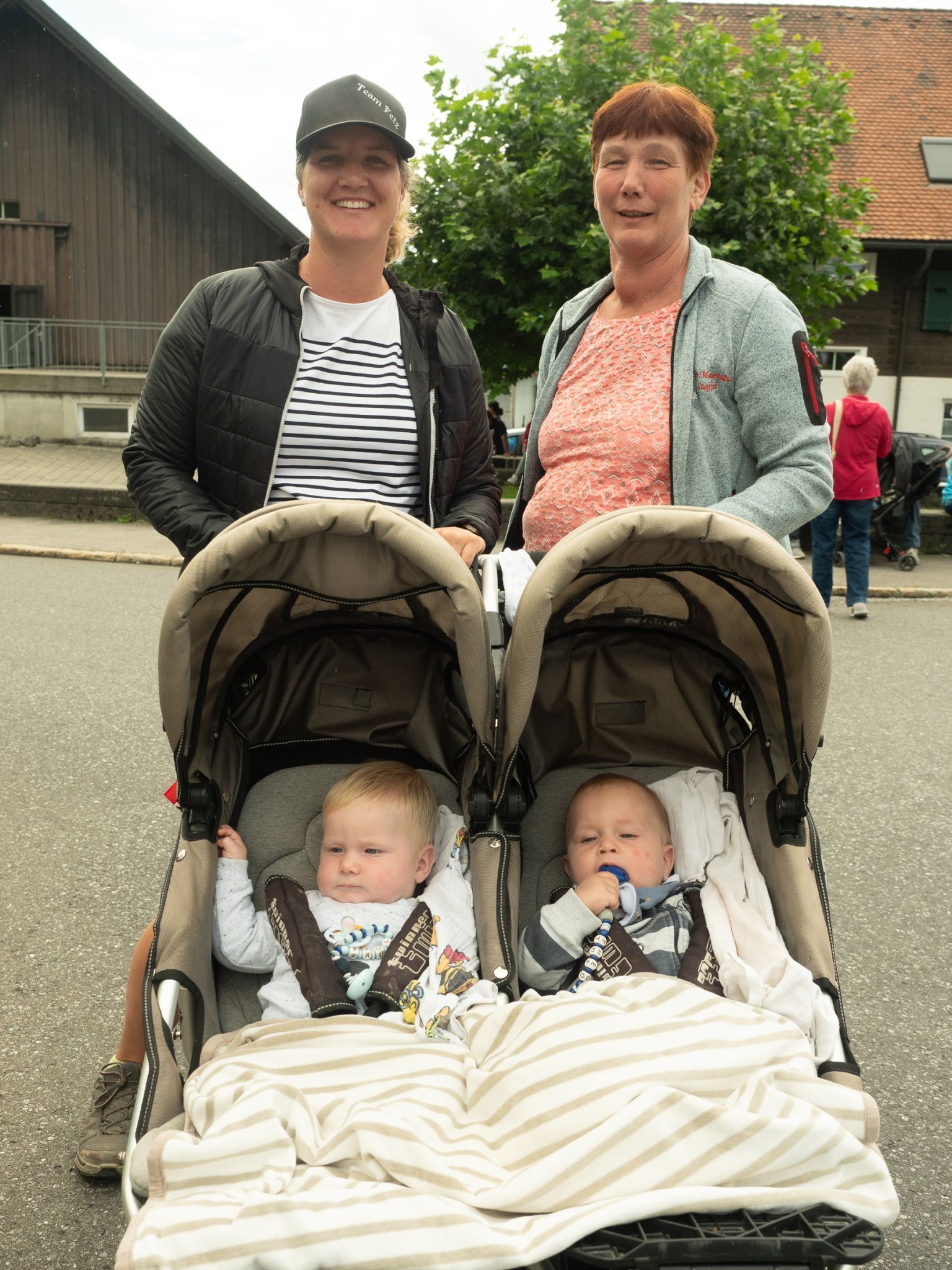 Schwester Angelika und Mama Gertrud Fetz mit Nachwuchs