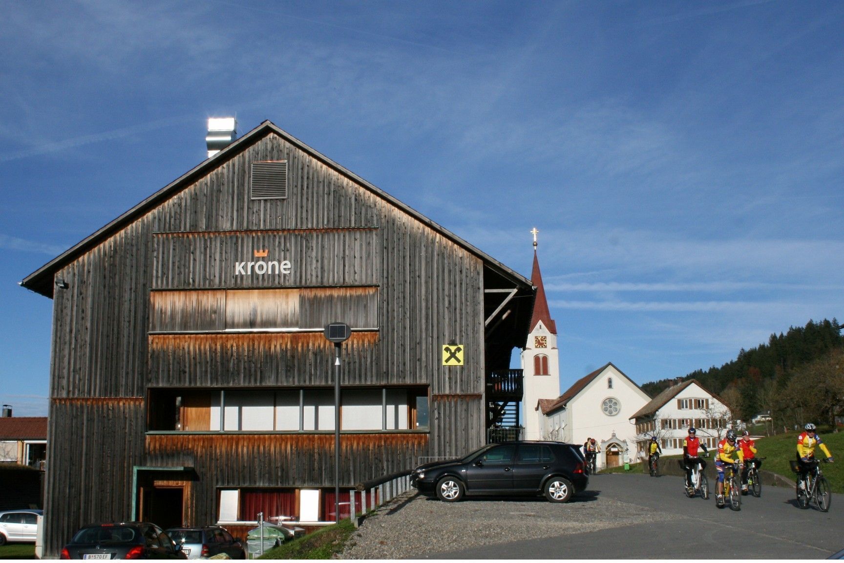 Seit mehr als 36 Jahren ist die Krone mit Gasthaus, Dorfladen und Saal ein Vorzeigeprojekt des Selbsthilfevereins. Der im vergangenem Oktober geschlossene Dorfladen wurde seither schmerzlich vermisst und soll im Herbst wiedereröffnet werden.