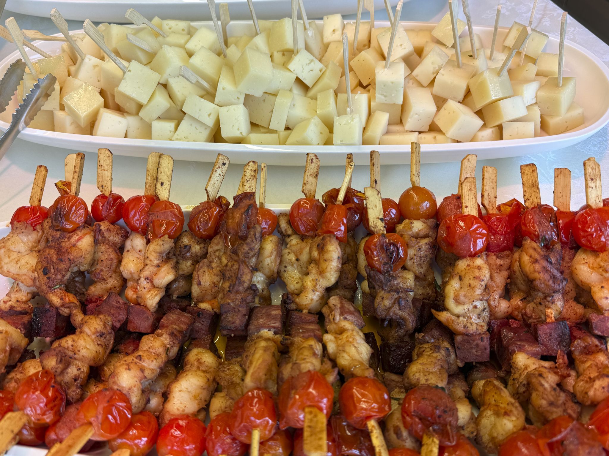 Kulinarische Köstlichkeiten als Unterlage für die Weinliebhaber