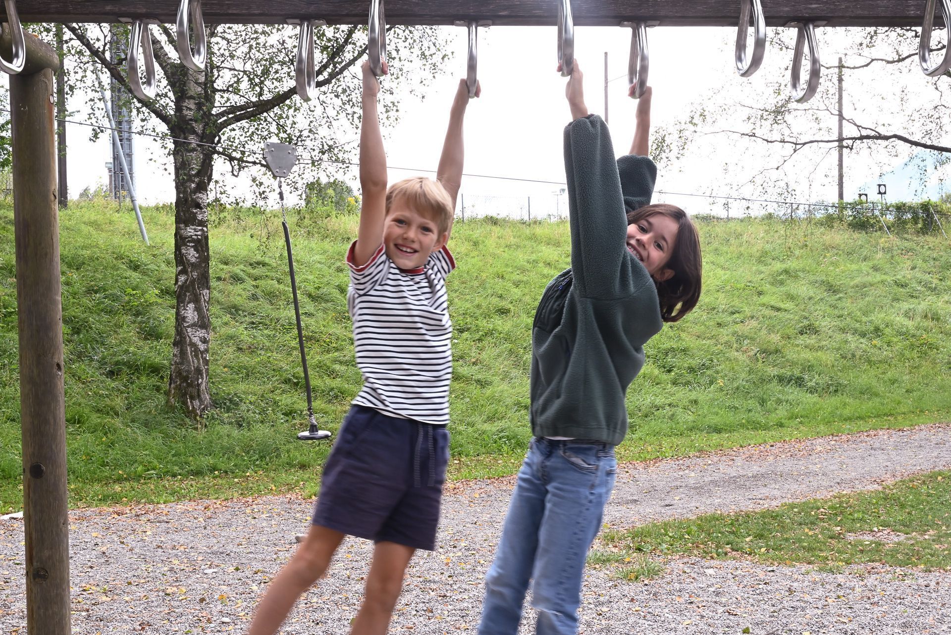 Konstantin und Samuel sind sehr zufrieden mit dem Spielplatz am Wiesenrain.
