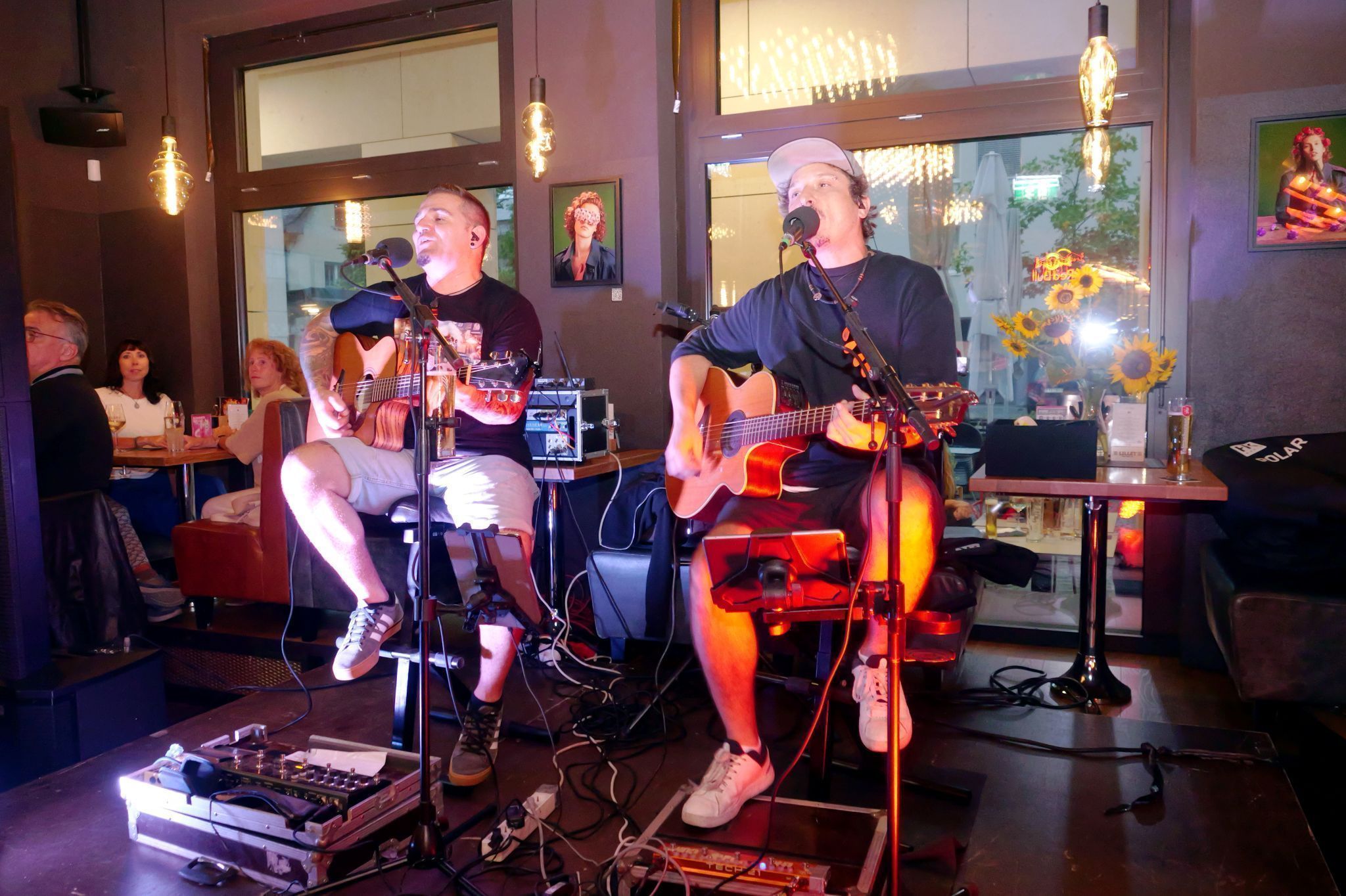 Ganz nah dran: „Jury & Mike“ begeisterten unplugged mit Balladen und Evergreens.