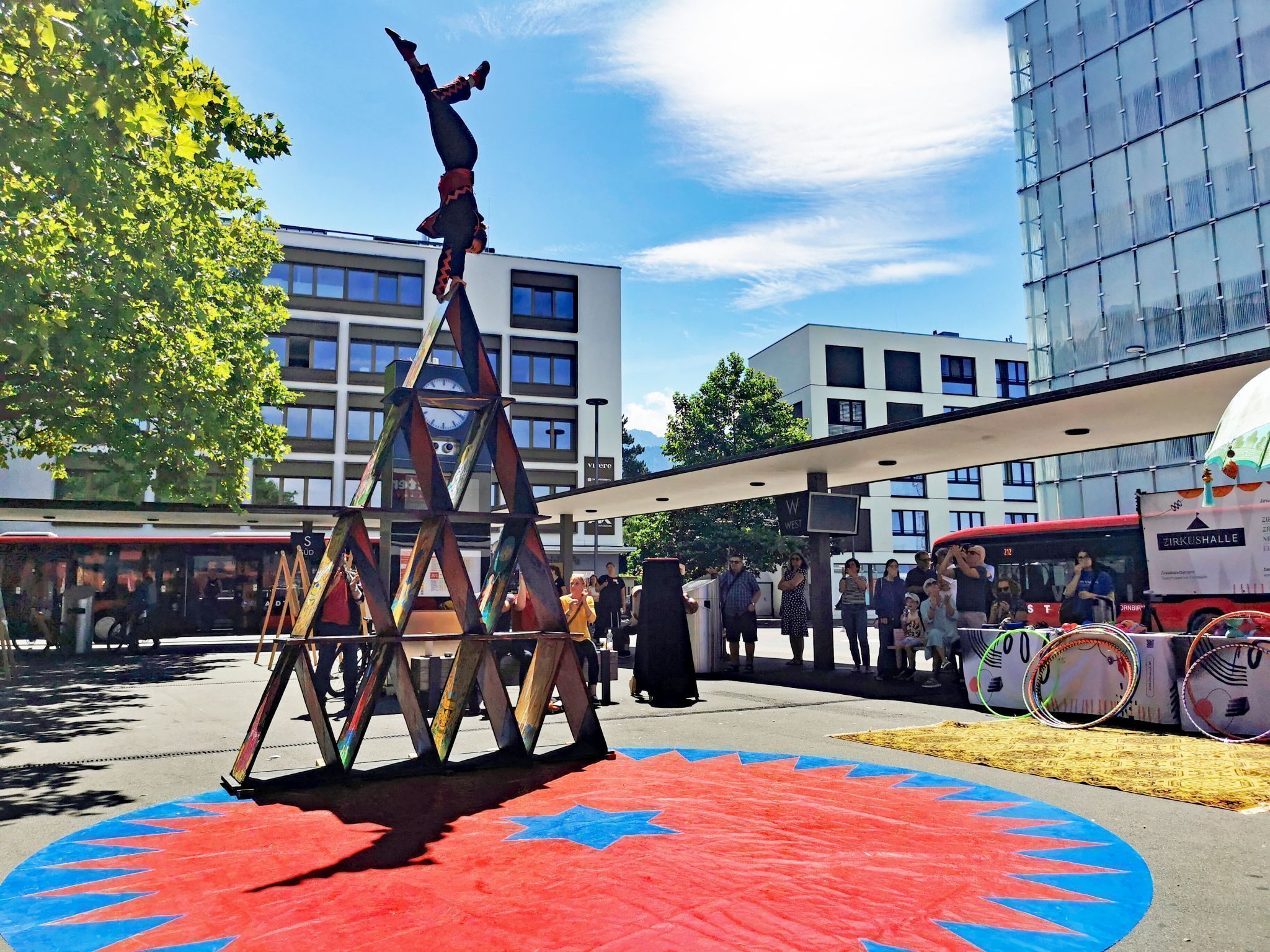 Zirkuskunst und Akrobatik sorgen für besondere Momente auf dem Bahnhofsvorplatz.