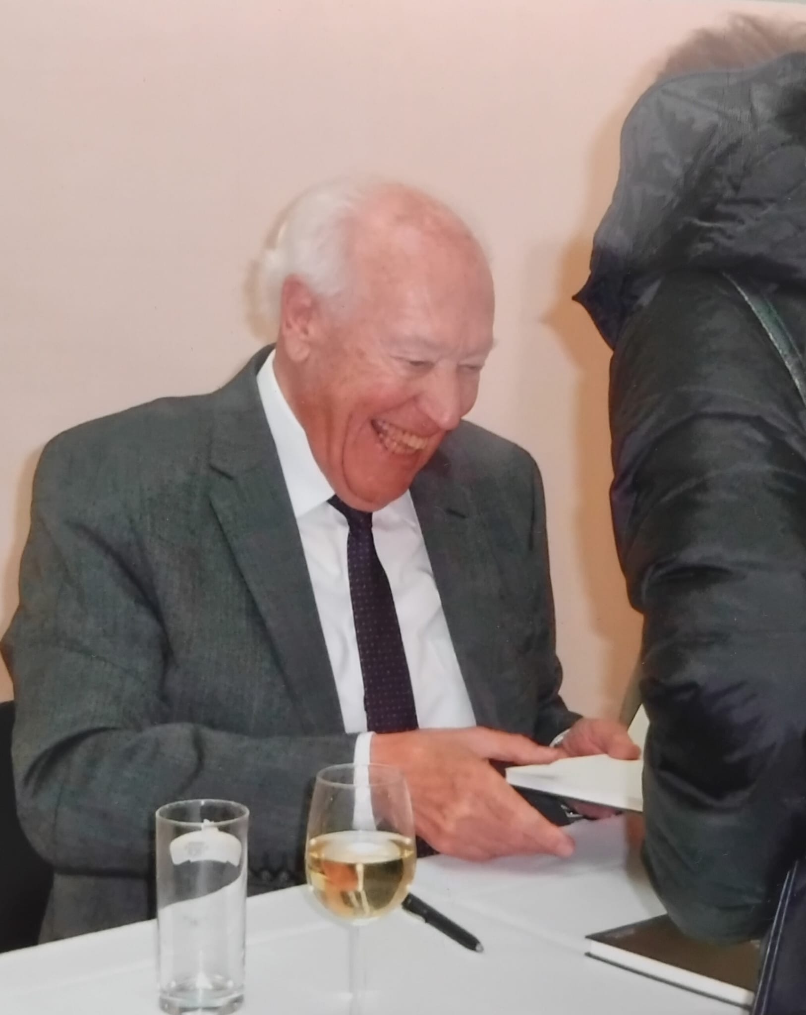 Walter Gasser beim Signieren seines Buches: 
