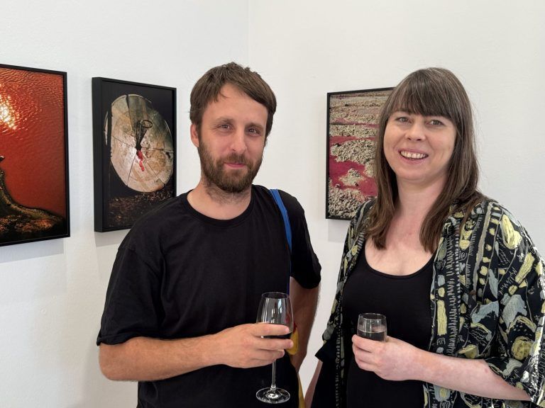 Körper, Raum und Erinnerung: Unter den Besuchern: Künstler José´Oliveira und Grafikerin Lena Seeberger.