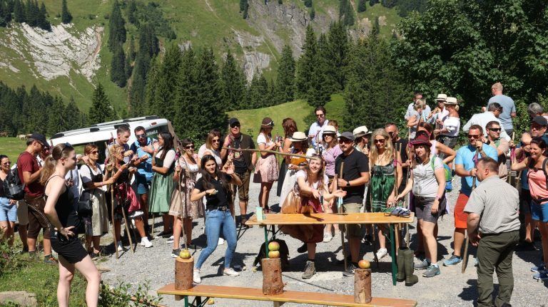 Kulinarik, Kurzweil und Bergerlebnis: Besonderer Beliebtheit erfreute sich das waagrechte Werfen des "Hirtasteackas".