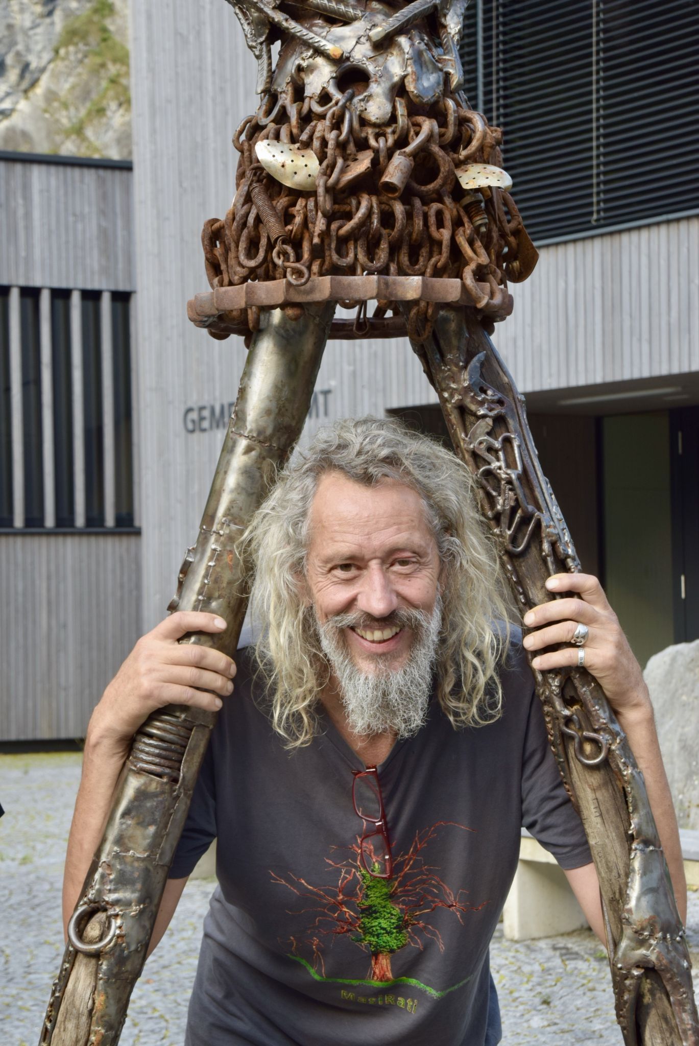 Marcel Dengel mit einer Teilansicht seiner Skulptur 