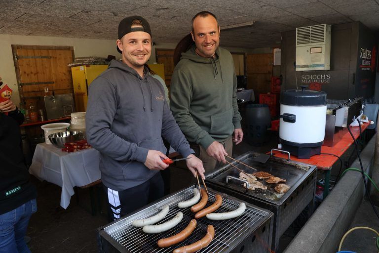 Neuer Reitplatz für den "Saminahof": Fabian und Clemens am Grill.