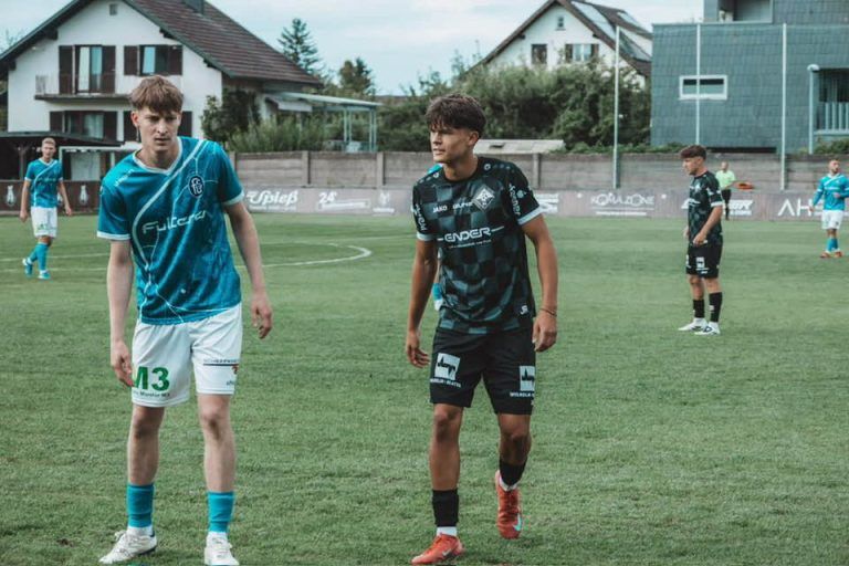 Altach Juniors Kicker Nemanja Krstovic (r.) rückt im Derby in den Fokus. 