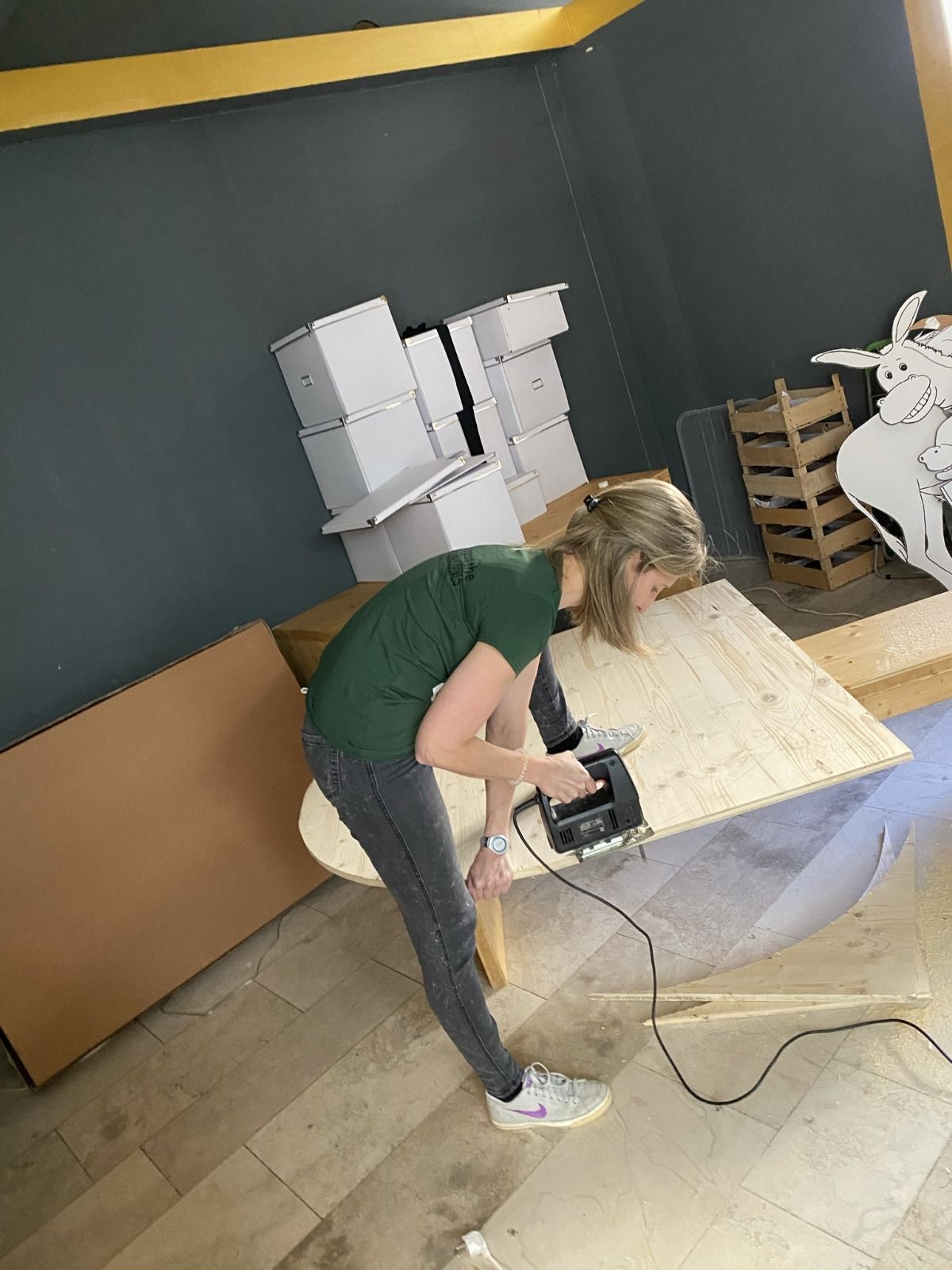 Nicole Kantner am Requisiten bauen für ein Musical.