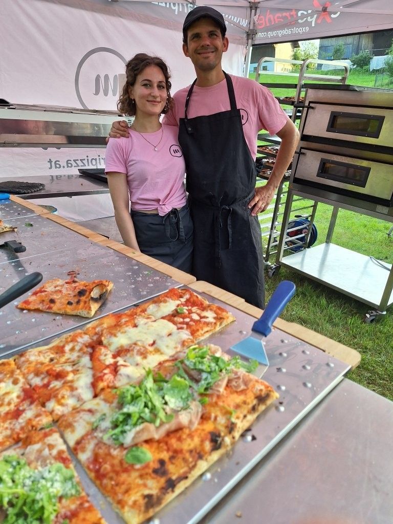 Sara und Cosma vom Pizza-Team Magari versorgTen die vielen Weinberg-Besucher mit ihren herrlichen Pizza:s