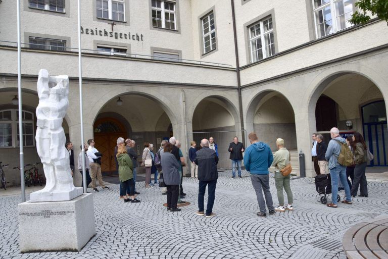 "Die Menschen litten wirkliche Not": Geführter Spaziergang anlässlich der Eröffnung der Bludenzer Sommerausstellung - hier beim Bezirksgericht. Links im Bild ist übrigens die Skulptur Ikarus von Herbert Albrecht aus dem Jahr 1987 zu sehen.