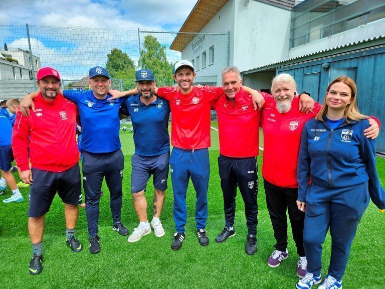 Lochauer Fußballcamp begeisterte viele junge Talente: Dragan Mitrovic, Michael Knaflitsch, Mauro Bocchino, Organisator Dalibor Martinovic, Gerhard Galun, Markus Kornberger und Kimberly Dorn als engagierte Trainer beim „Leiblachtaler Raiffeisen Fußball-Nachwuchs-Camp“ des SV typico Lochau.