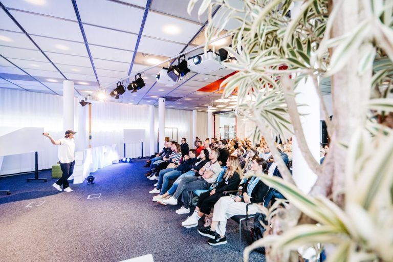 „Es gibt kein ethisches Social Media“: Als Speaker vermittelt Esposito digitale Inhalte praxisnah und verständlich.@Frederick Sams