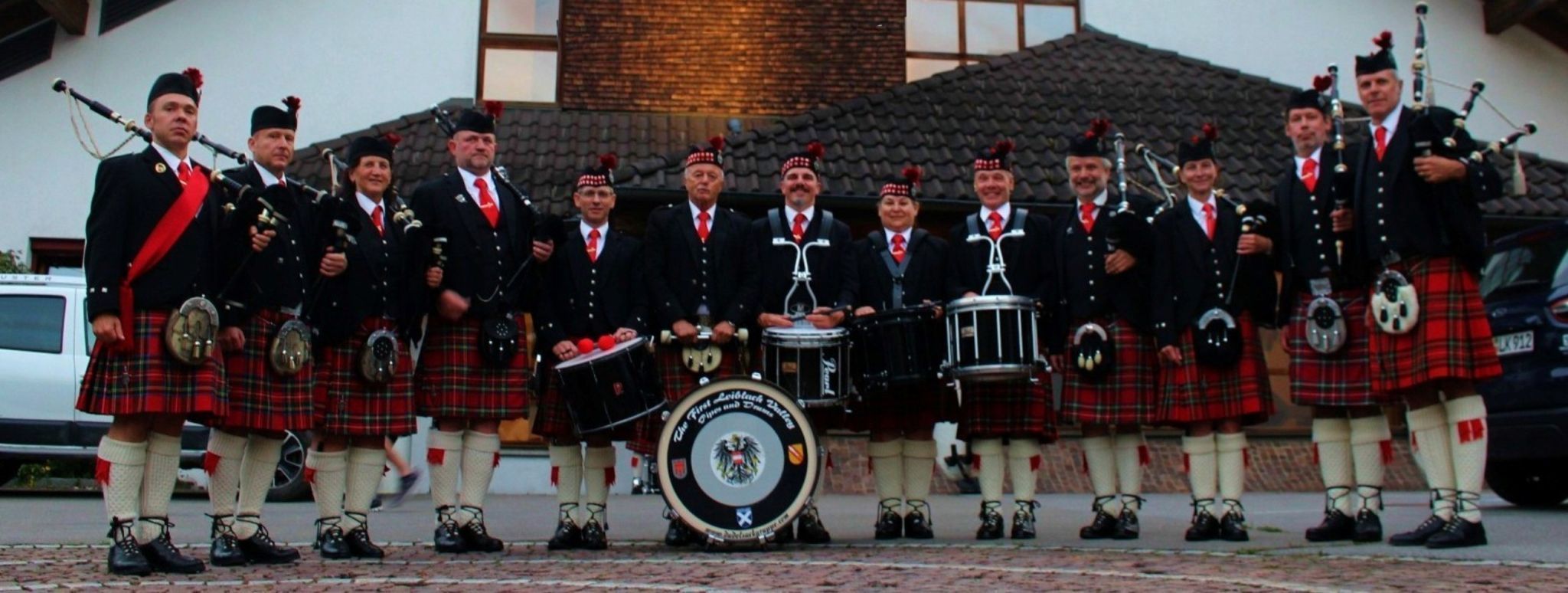 The First Leiblach Valley Pipes & Drums rückten kürzlich zum Stadtfest in Bad Waldsee aus und spielten dort in einer 66-köpfigen Band mit. PETER STRAUSS
