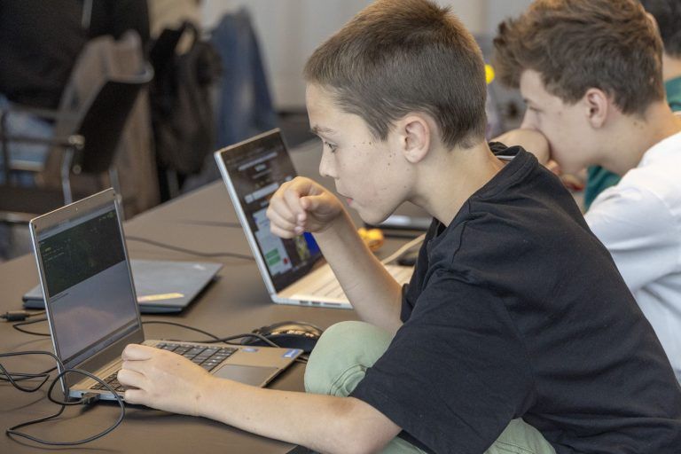 Hundert Jugendliche tauchen ein in die Welt des Programmierens: Erfolgreicher Start des Code Base Camps in Schwarzach