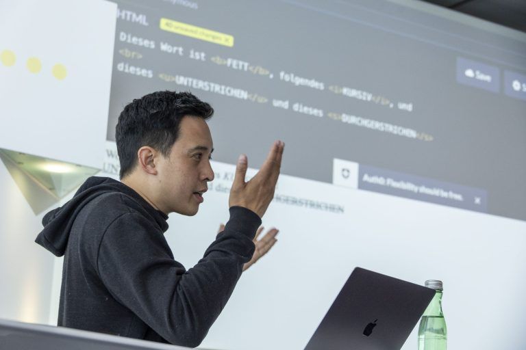 Hundert Jugendliche tauchen ein in die Welt des Programmierens: Erfolgreicher Start des Code Base Camps in Schwarzach