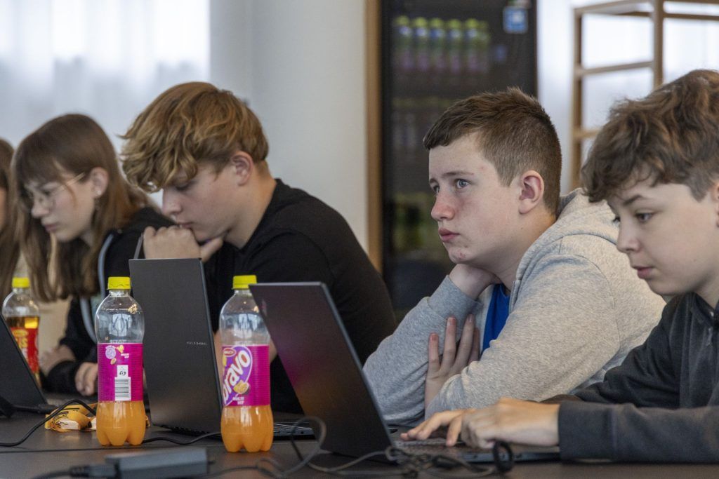 Hundert Jugendliche tauchen ein in die Welt des Programmierens: Erfolgreicher Start des Code Base Camps in Schwarzach