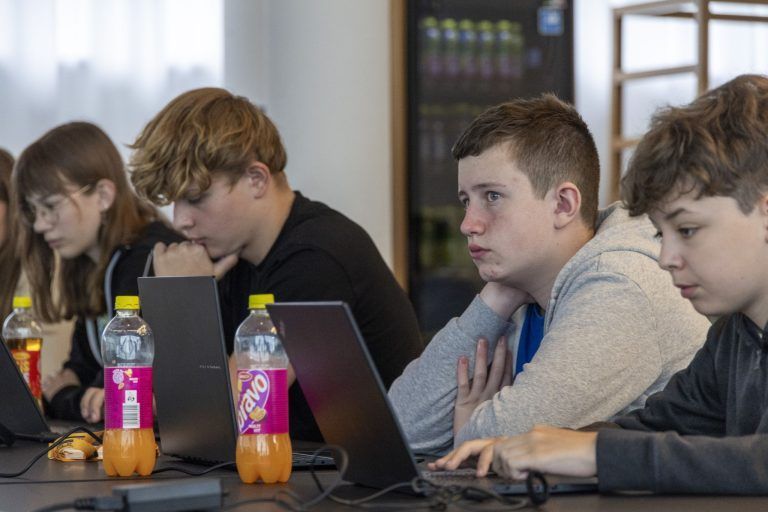 Hundert Jugendliche tauchen ein in die Welt des Programmierens: Erfolgreicher Start des Code Base Camps in Schwarzach