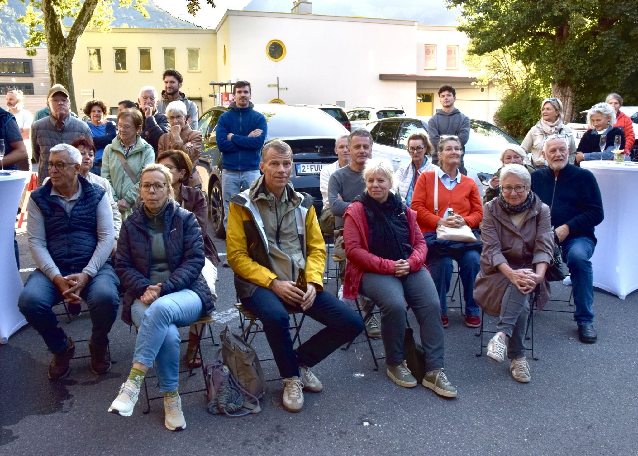 Die interessierten Besucherinnen und Besucher der Vernissage „Betonsonne – Kunst unter der Brücke“ auf dem Parkplatz an der Hermann-Sanderstraße.