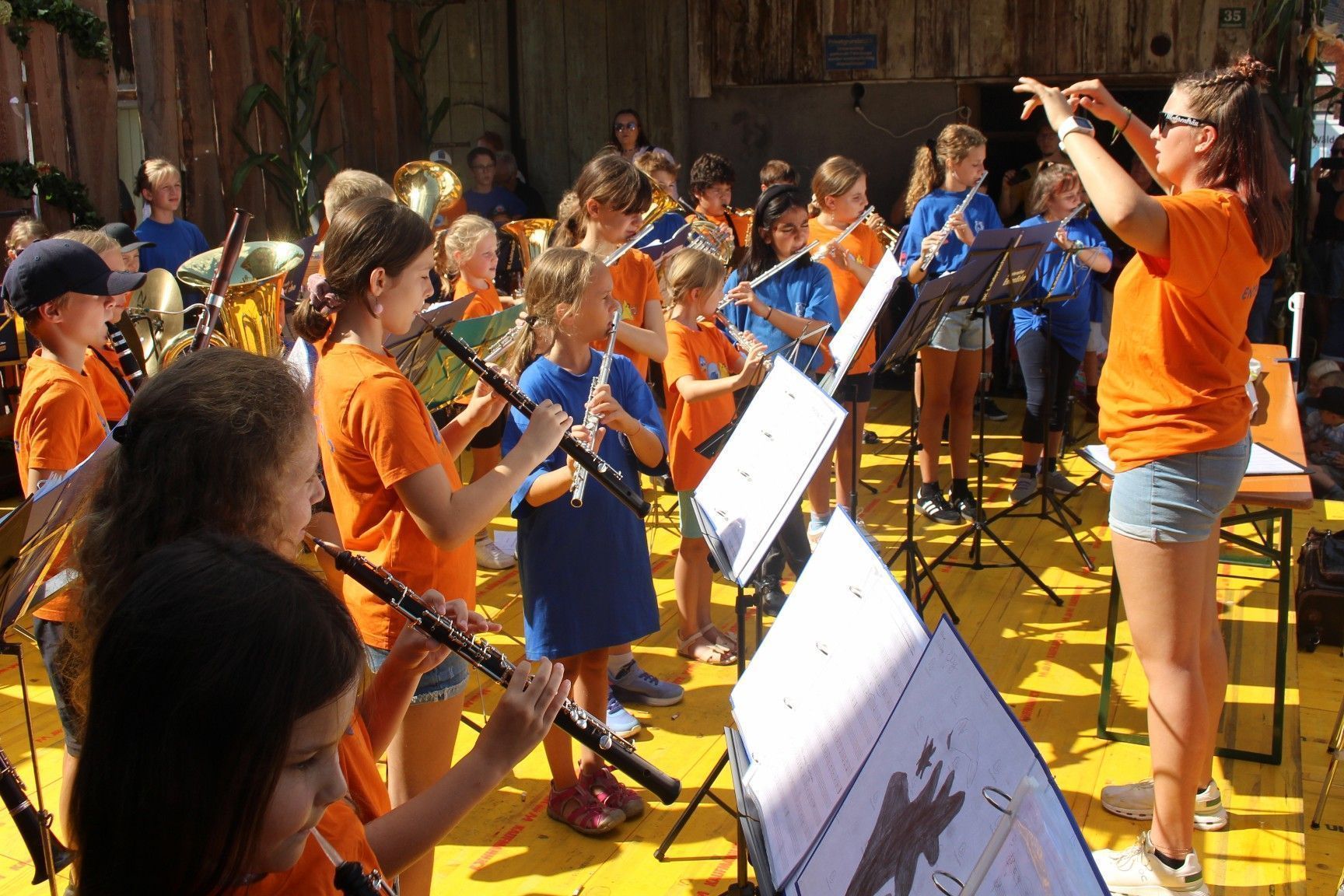 Großer Auftritt der jüngsten Musikantinnen und Musikanten: Veronika Kaizler dirigiert das Entenecho.   