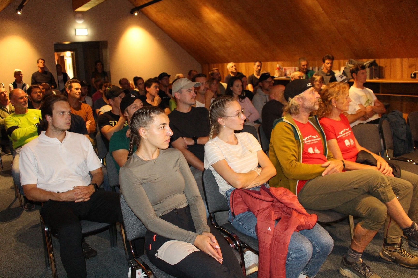 Eine spezielle Einstimmung auf die Seven Summits Tour gab es für das zahlreiche Publikum im Berghaus, wo Annabel Müller ihre Zuhörer begeisterte.   