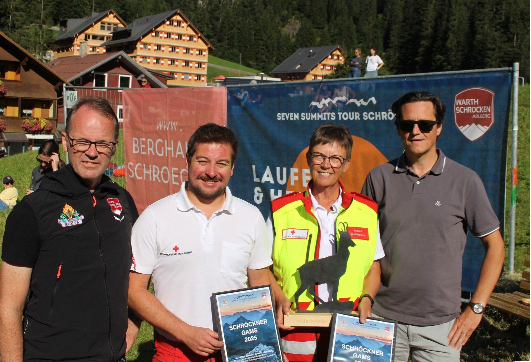 Stellvertretend für das First-Responder-Team Hinterwald durften Brigitte Schwarzmann und Tobias Türtscher von Bgm. Stephan Schwarzmann (r.) und OK-Chef Eric Leitner die Schröckener Gams für besondere Verdienste um Seven Summits entgegennehmen.   