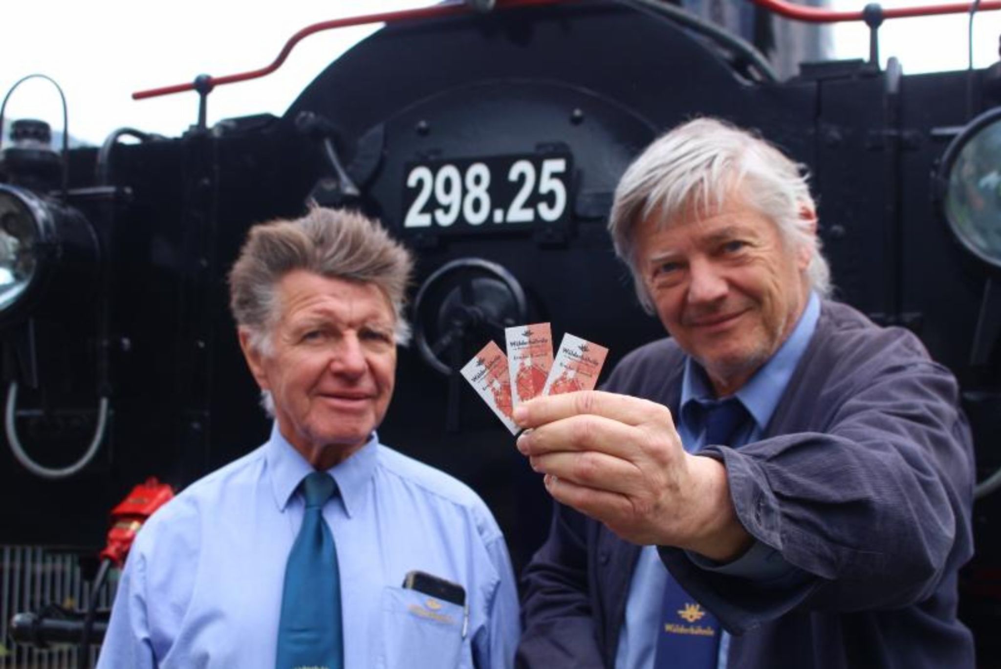 Obmann Oskar Müller (r.) und Bähnle-Urgestein Jakob Bobleter sind zuversichtlich, dass sie in den letzten Wochen der bis 11. Oktober dauernden Sommersaison noch viele Fahrkarten verkaufen können.