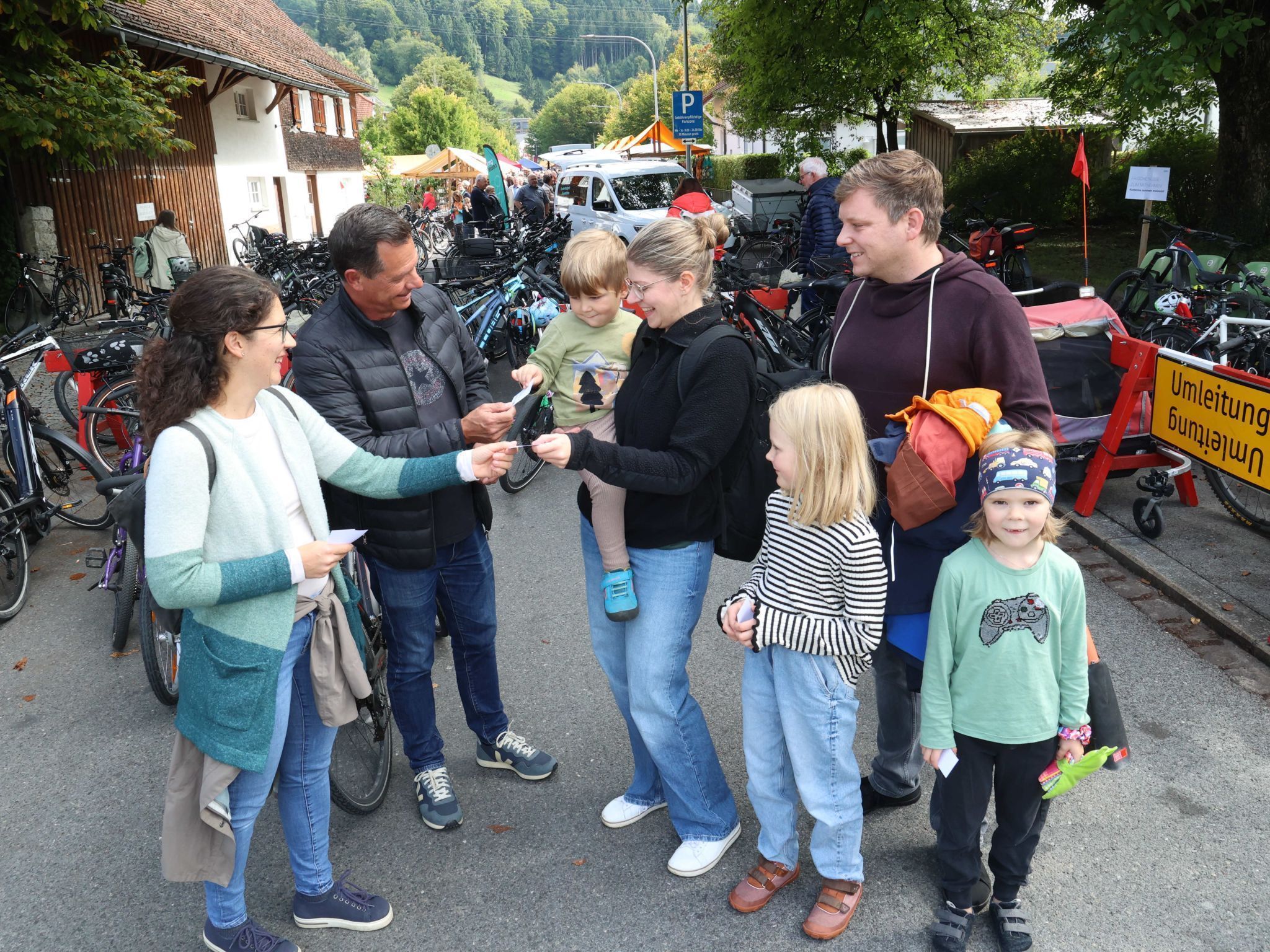 Ein Gutschein für umweltfreundliche Anreise überreichten Maria Gregotsch und Harald Feldmann vom Umweltausschuss der Marktgemeinde an die Familie Aul.