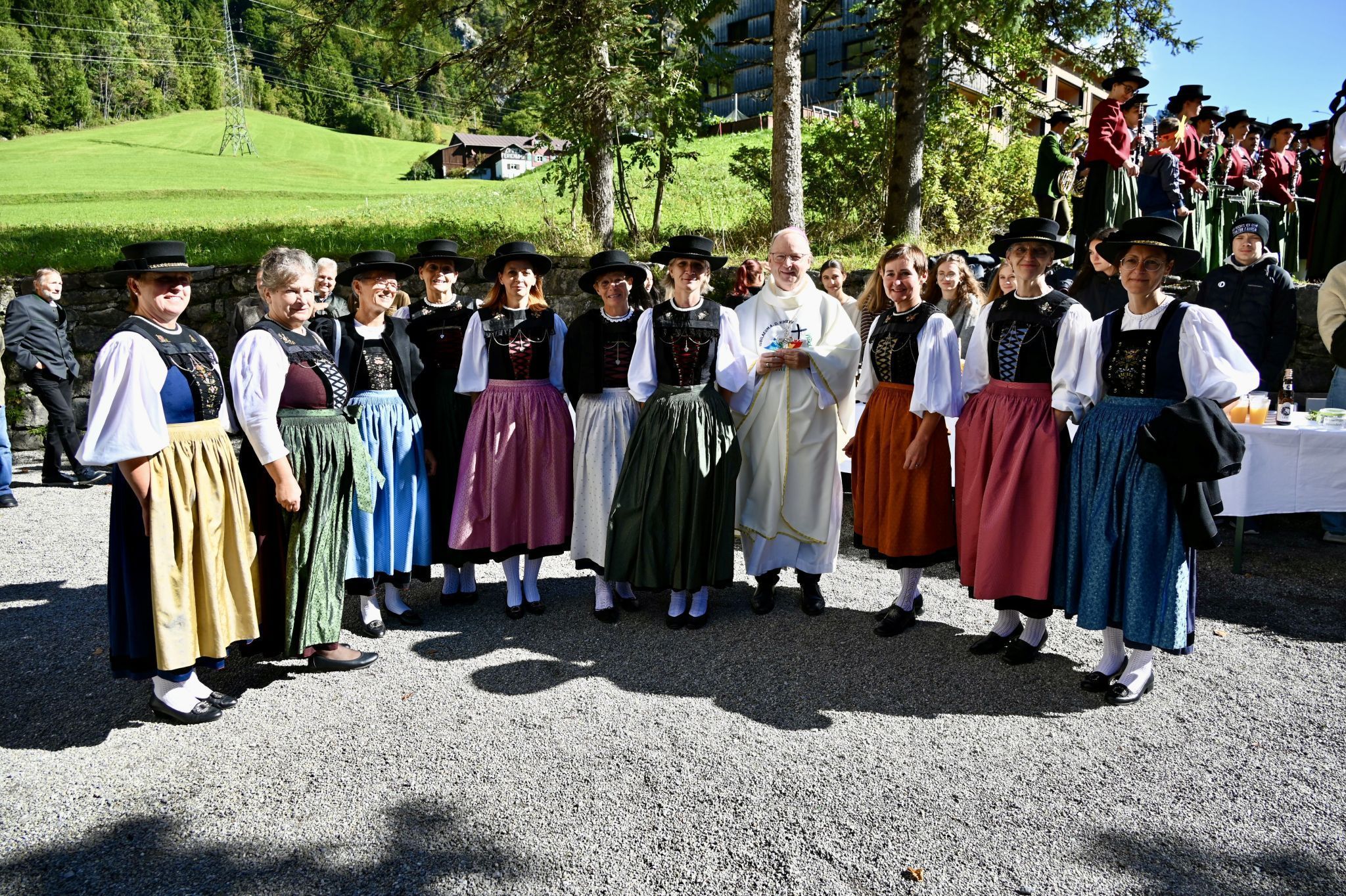 Trachtenfrauen verschönerten das Bild in der Kirche.