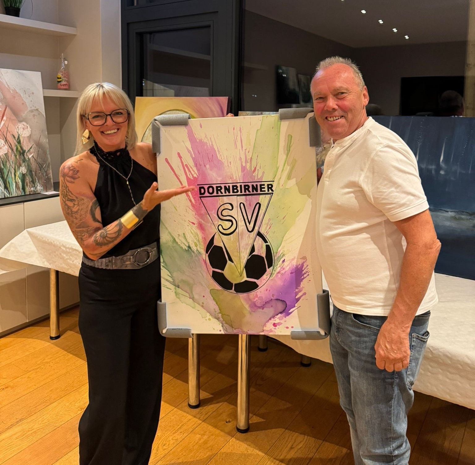 Künstlerin Sandra Rossi und Hugo Nussbaumer bei der Versteigerung am Charity-Abend. 