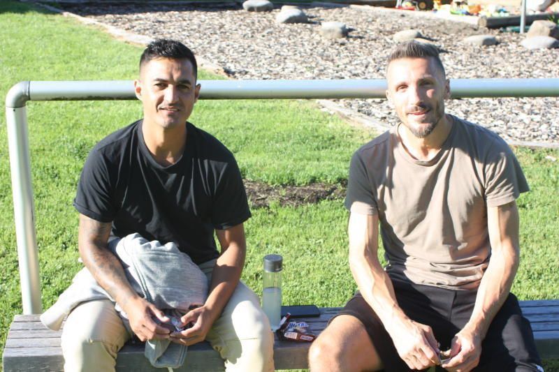 Interessierte Beobachter im Showtraining: Sidinei Zeferino de Oliveira und Aleksandar Djordjevic.