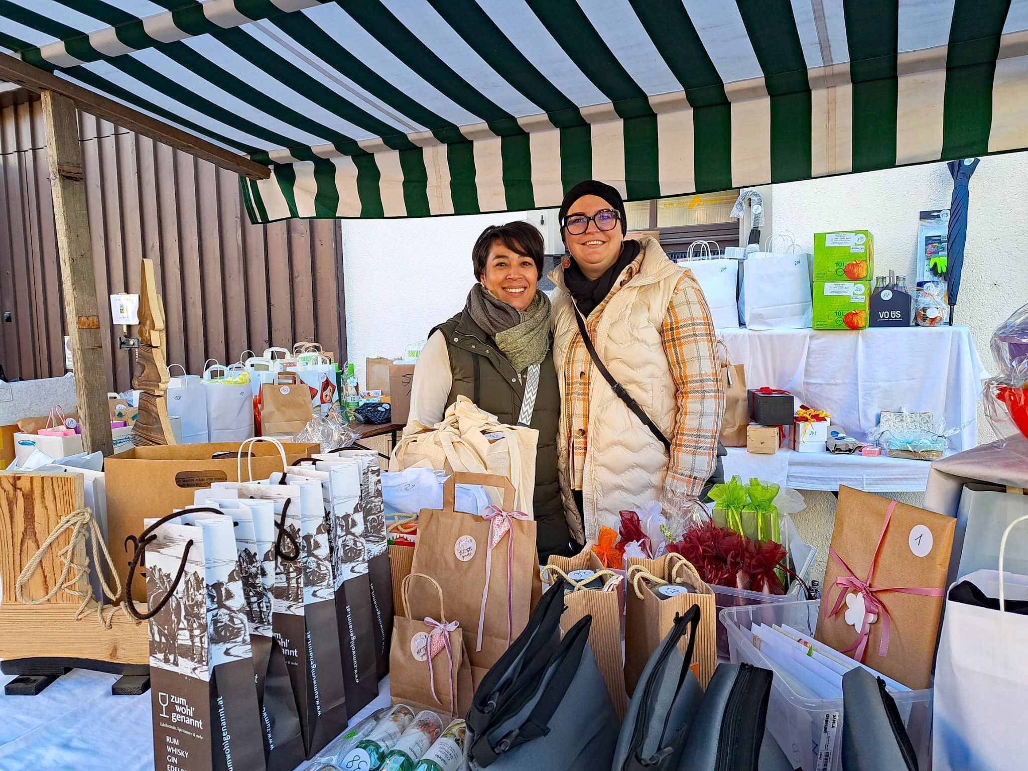 Rund 25 Ausstellerinnen und Aussteller präsentieren ihre handgefertigten Produkte. 