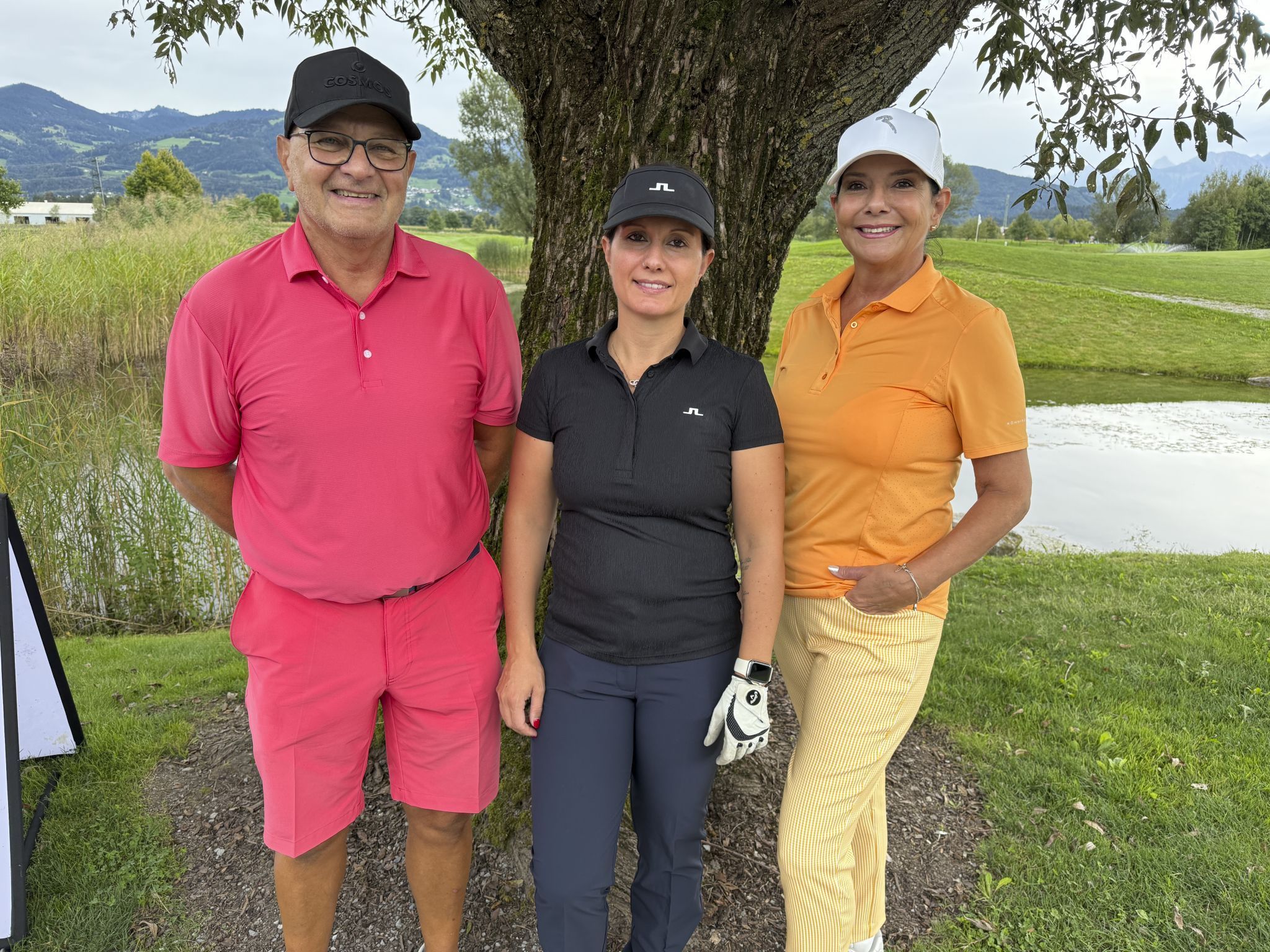 John Schär, Antonella van Neijenhof und Karin Barbisch genoßen das Spiel im Grünen