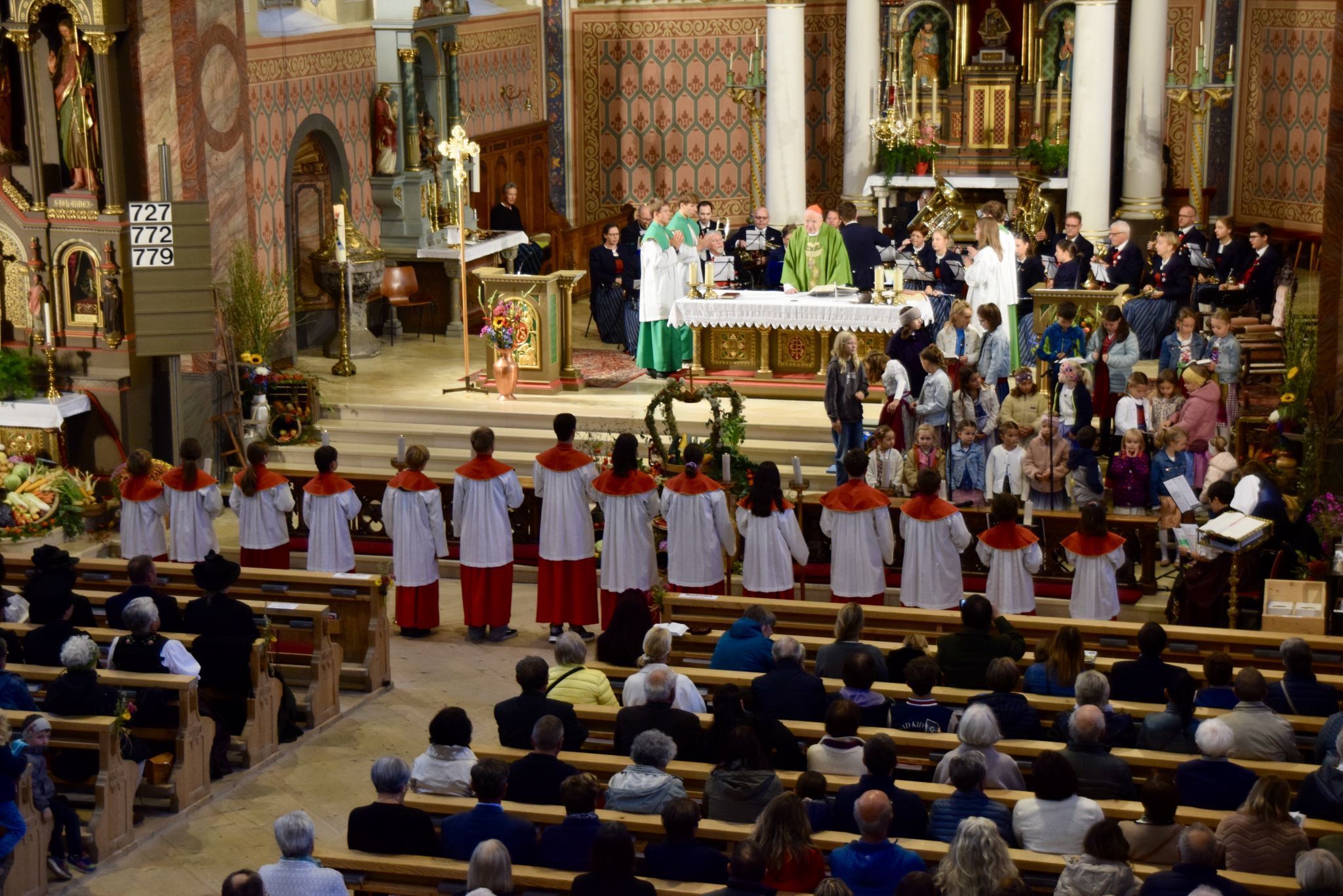 Bei der Messfeier mit Kardinal Christoph Schönborn standen viele Ministrantinnen und Ministranten im Einsatz.