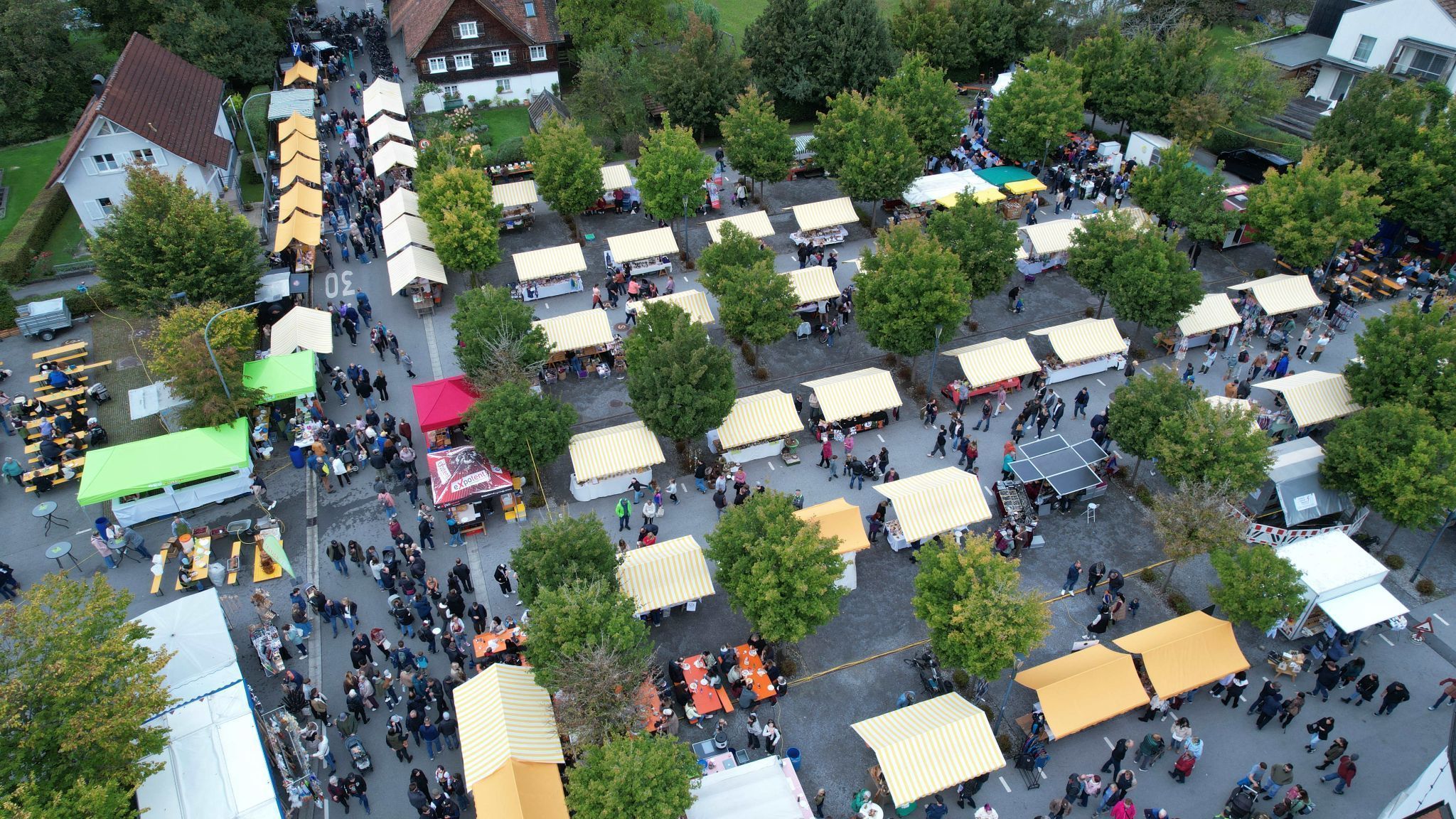 Blick auf einen Teil des Wolfurter Herbstmarktes von oben.