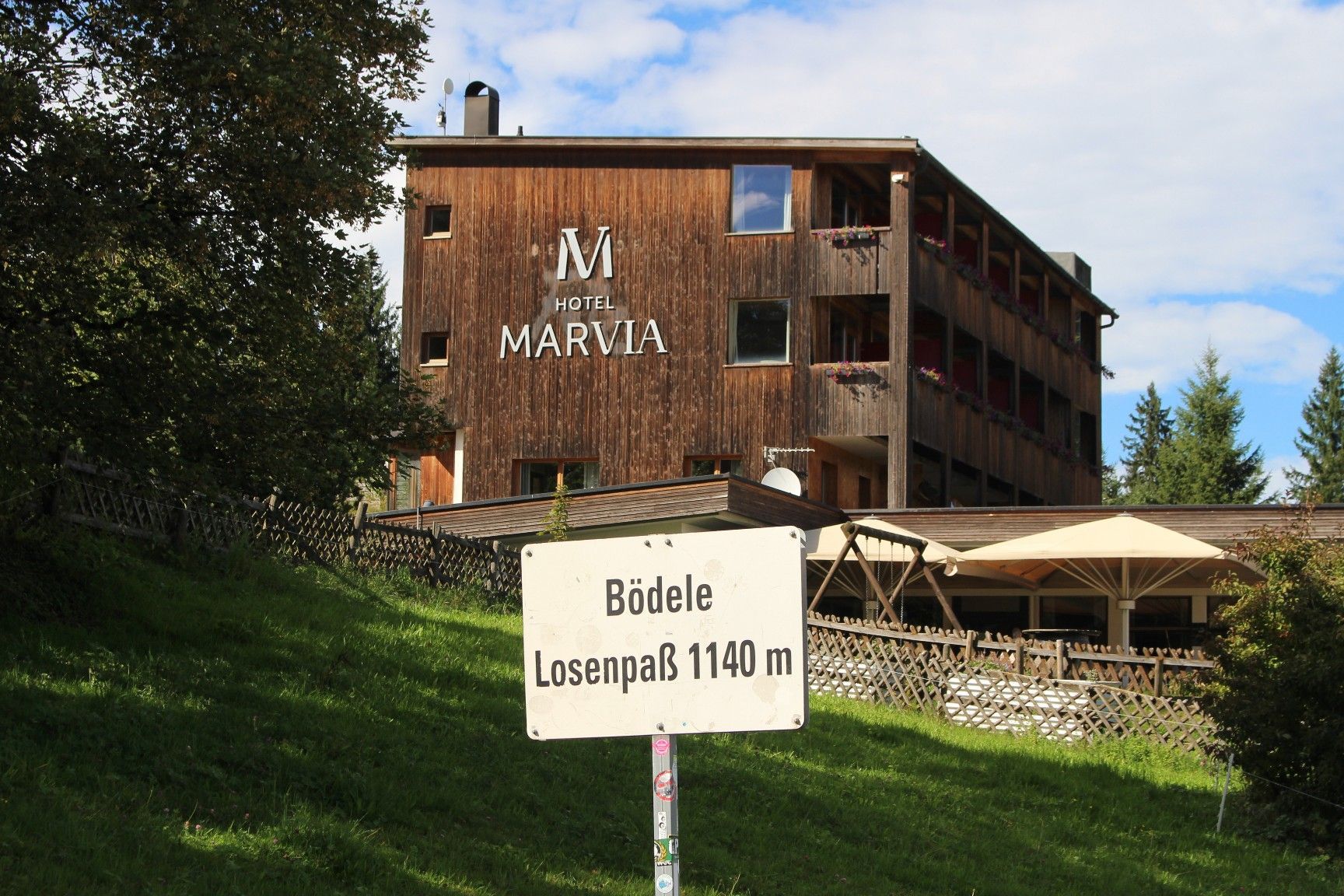 Noch ein paar Höhenmeter über dem Losenpass-Schild verspricht das Hotel Restaurant Marvia höchstes Urlaubsvergnügen und sprichwörtliche „Bödele-Gastlichkeit“.   