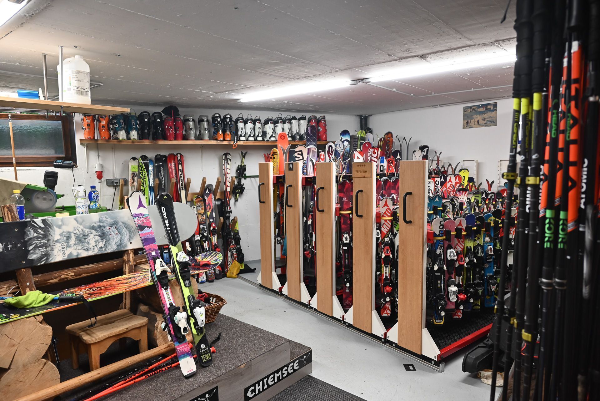 Im Keller lagern zahlreiche Skier. Erst vergangene Saison hat Pinoccio den Verleih am Bödele aufgekauft.