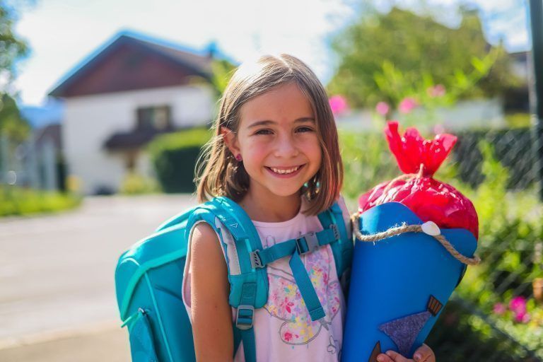 Valentina (6) in Pink, Johann Otto (6) mit Fußball – So starten 5000 Erstklässler ins Abenteuer Schule