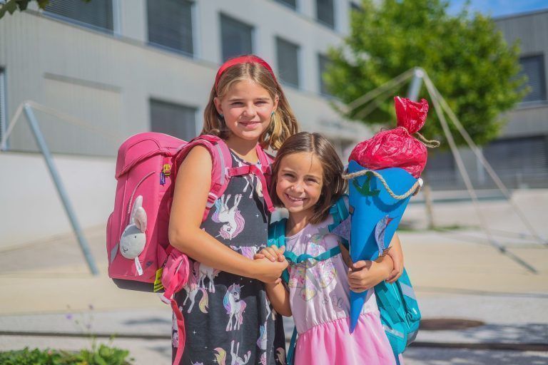 Valentina (6) in Pink, Johann Otto (6) mit Fußball – So starten 5000 Erstklässler ins Abenteuer Schule
