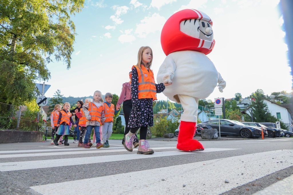 Leuchtende Warnwesten für die Kleinsten – damit Freija, Mathea, Jonah und alle Kindergartenkinder sicher unterwegs sind