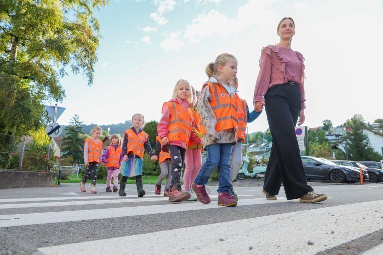 Leuchtende Warnwesten für die Kleinsten – damit Freija, Mathea, Jonah und alle Kindergartenkinder sicher unterwegs sind