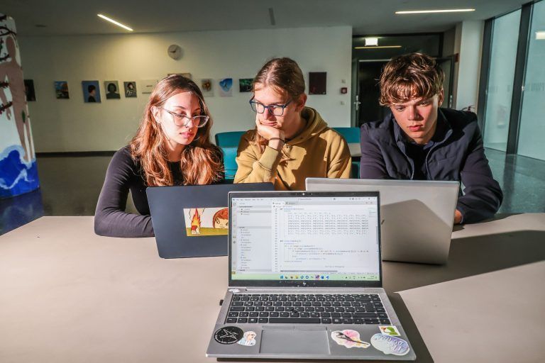 "Wir sind sozusagen die Versuchskaninchen" – So verändert KI die Schule