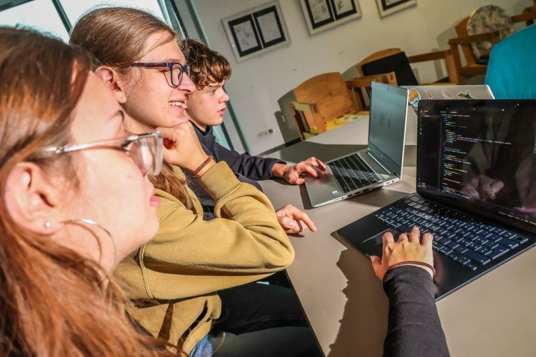 "Wir sind sozusagen die Versuchskaninchen" – So verändert KI die Schule