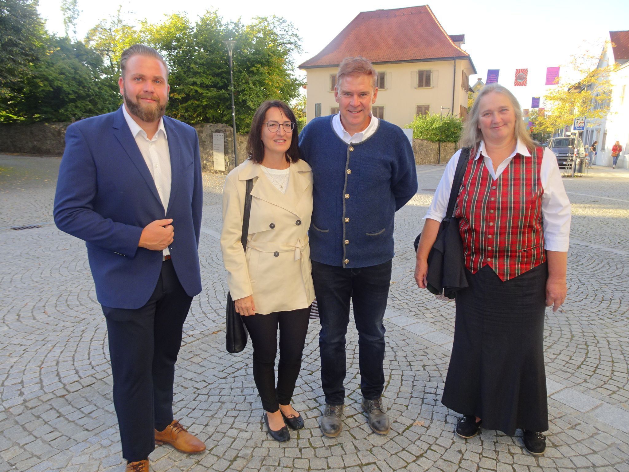 Sebastian Schmutz, Irma und Richard Bechter und Christl Schmutz ließen es sich nicht nehmen für die Fahnenweihe von weit anzureisen.