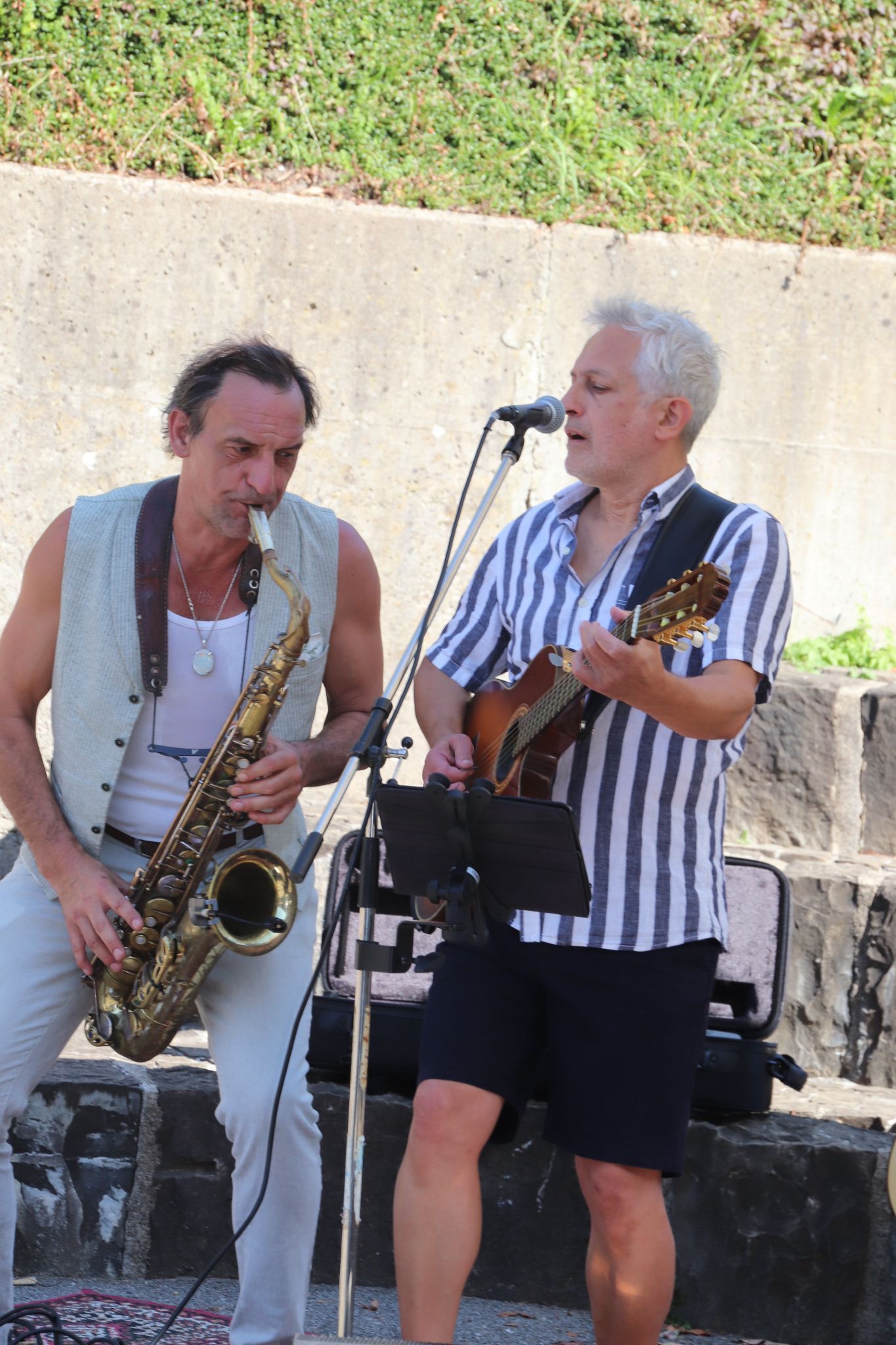 Harald Kräuter und Thomas Vigl spielten auf dem Schulplatz in Bildstein. (Foto: WAM)