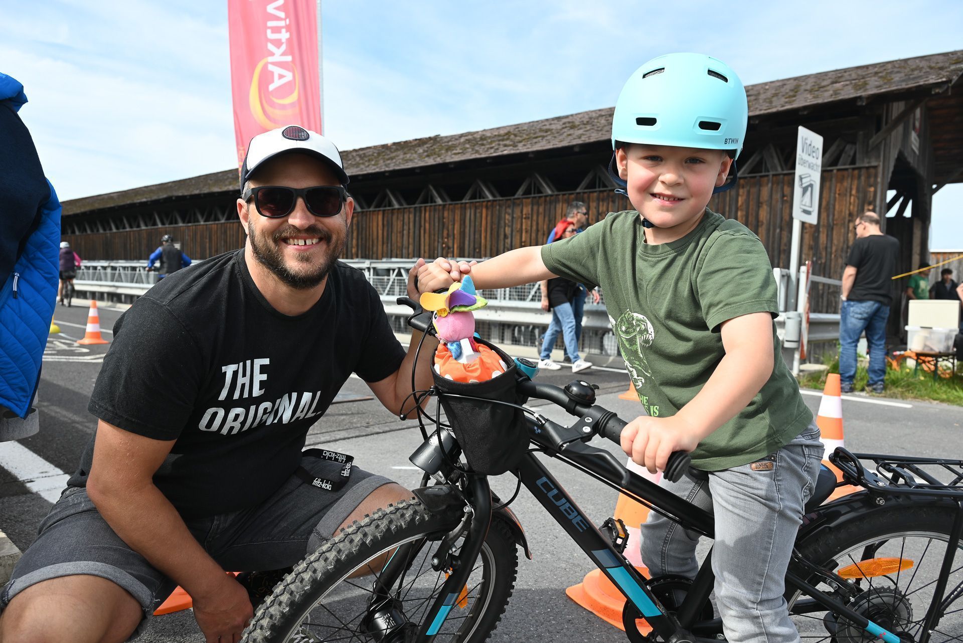Matthias Witschuinig mit Sohn Konstantin (5). Beide sind begeisterte Radfahrer und nutzen den Rad-Ried-Tag, um das Ried in vollen Zügen zu genießen. 