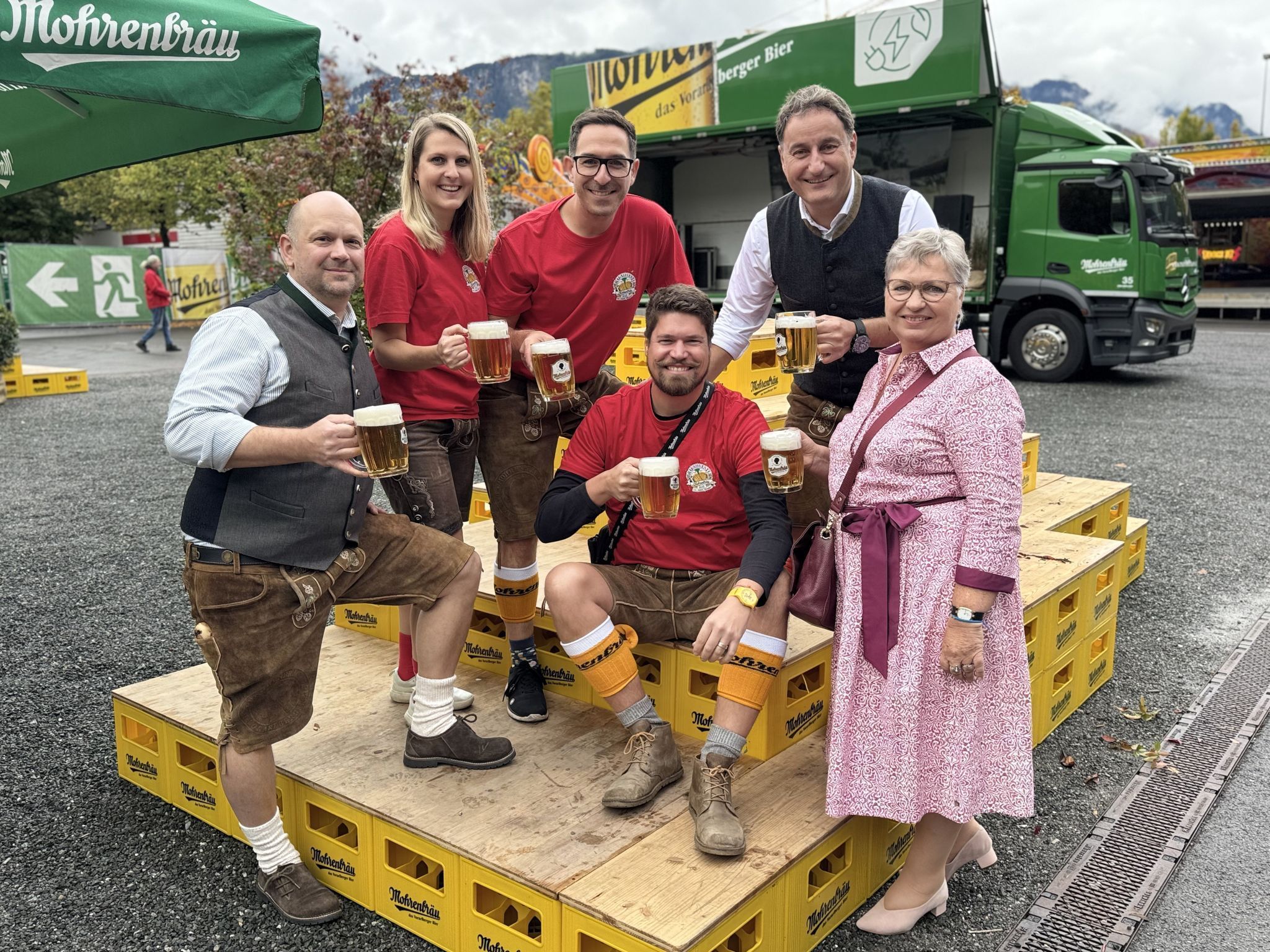 Irmgard Huber, Mohrenbräu-GF Thomas Pachole, Braumeister Tim Greeger, Vivienne Pfanner, Andreas Linder und Bosse Danielsen beim Mohren Brausilvester. 