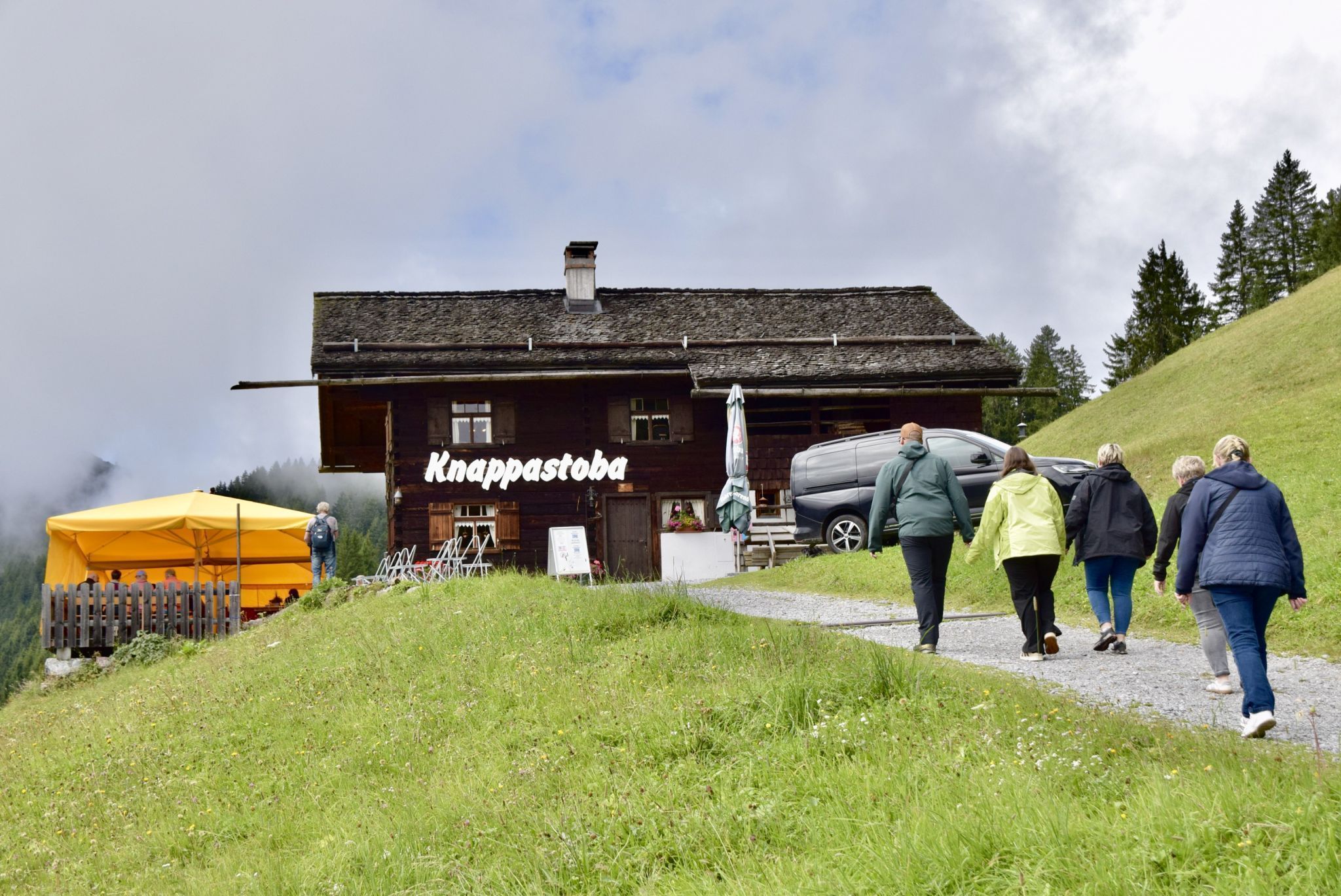 Wanderer auf dem Weg zur Knappastoba.