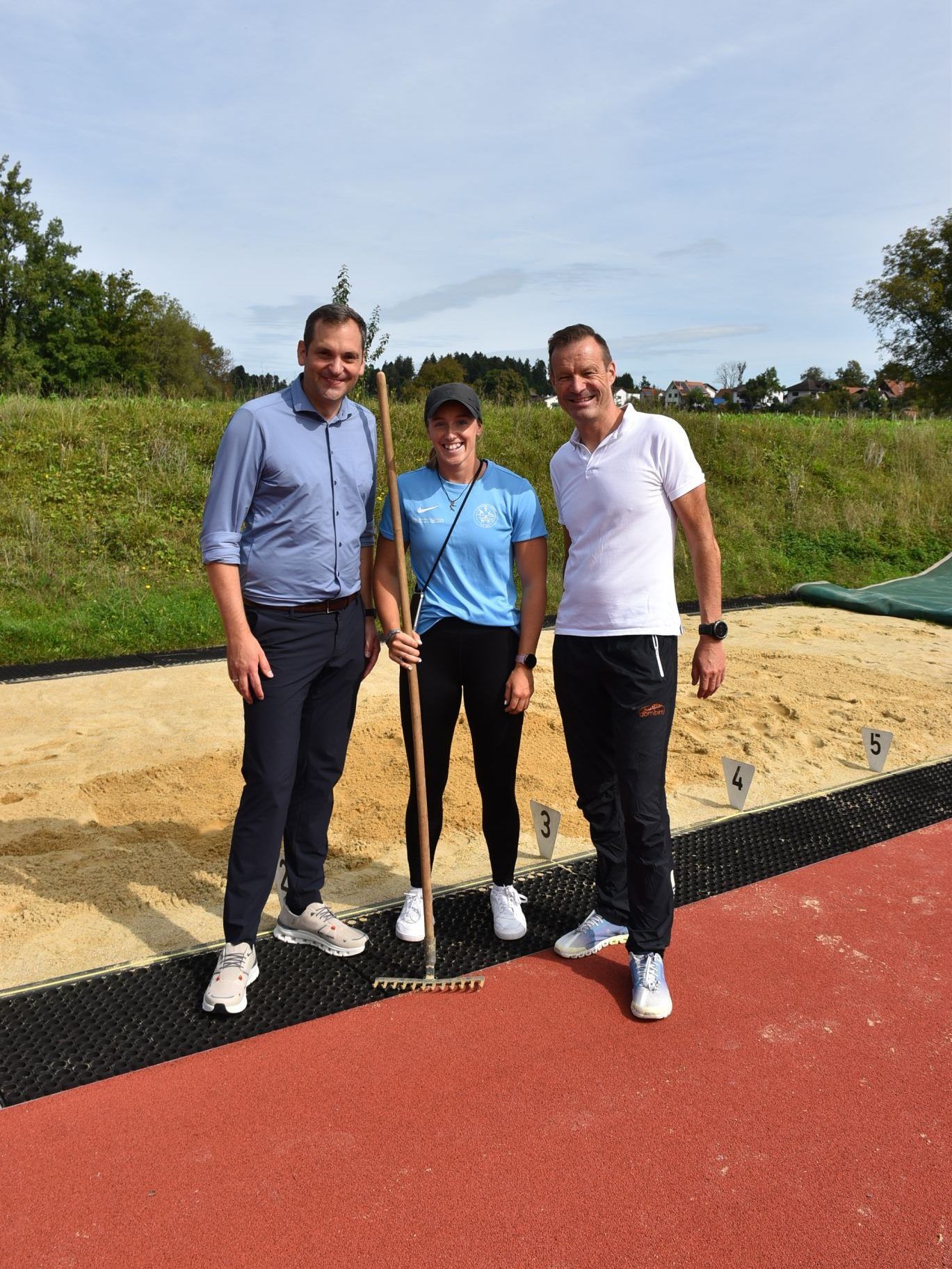 Bgm. Andreas Kresser, Top Athletin Chiara Schuler und Sport GR Gerhard Achberger beim Weitsprung